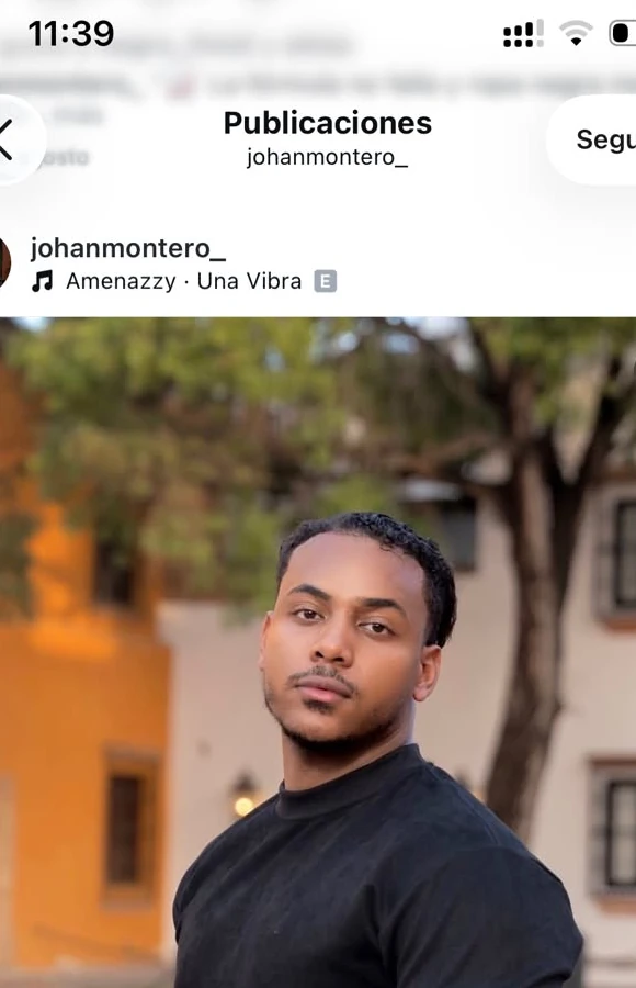Johan Montero con camiseta negra