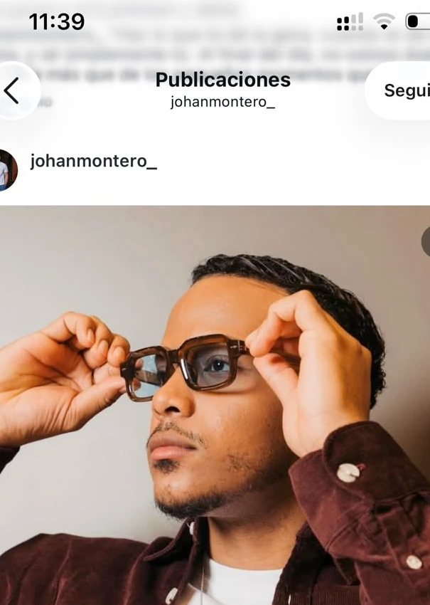 Johan Montero con look color vino