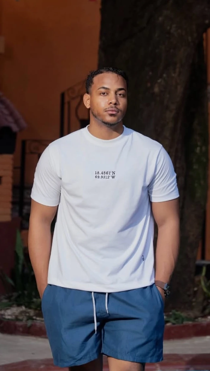 Johan Montero con camiseta blanca